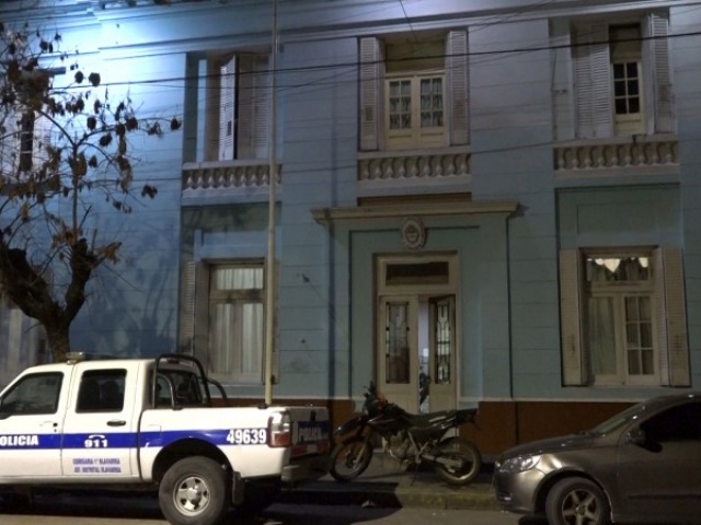 Le pegaron un botellazo, le robaron y se fugaron